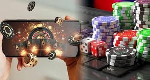 Pengguna membaca syarat kode promo digital